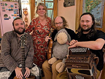 Het James Kerry Trio met gastvrouw. V.l.n.r. Danny Tonks, Karin Pronk, Tom Kitchen en James Kerry.