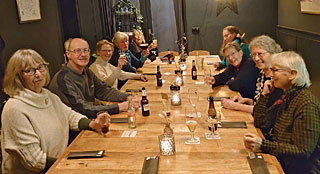 Er is geen warm eten op de vrijdagavond: mensen die van verre komen schuiven dan ook aan in eetcaf t Gommelen iets verderop.