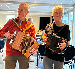 Dick en Mark verzorgen de lessen bij Woarum Nie.
