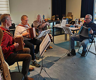 Een aantal cursisten uit de maandagavondgroep had ook twee melodie�n ingestudeerd.