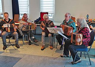 Een afvaardiging van de woensdagavondgroep van Mark laat mooie muziek horen.