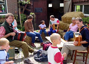 Niet in, maar wel dichtbij Den Haag: harmonicadag op het erf van biologische boerderij ‘Het Geertje’ tussen Zoetermeer en Zoeterwoude.