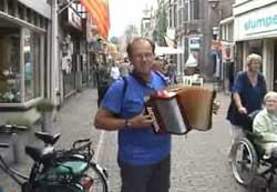 Op straat in Enkhuizen. Met de Corso.