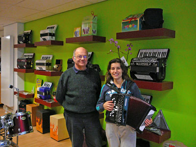 Peter en dochter Iris Oberstadt in hun nieuwe winkel aan de Weimarstraat. De winkel verrijkt het  element creatief en artistiek, dat de gemeente dit deel van het winkelgebied heeft toebedacht.