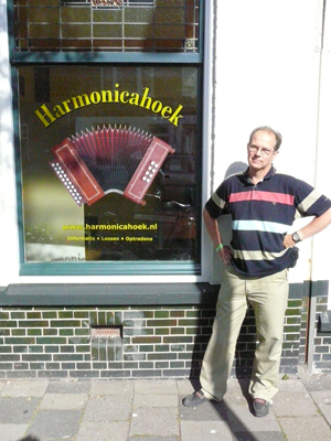 Ook offline promoot ik de trekharmonica, zoals op de ramen van mijn werkplek in de Haagse Bomenbuurt (foto uit 2008).