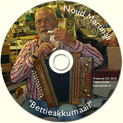 De fraaie opdruk van de cd. Noud houdt hier een van zijn onvolprezen lepelbassers vast.