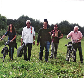 De bandleden van De Vliering. V.l.n.r.: Helga Buitelaar, Ruud Verschoor, RonaId van Luijk, Wouter Kuyper en Kees Komen.