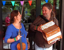 Folkzien achter hun stand tijdens het Open Trekzakfestival Zwolle 2013.