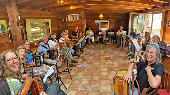Volle bak bij de workshop van Greet Wuyts in de koeienstal.