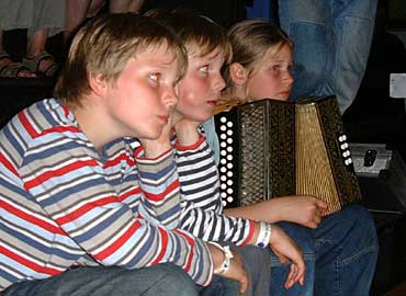 Luisterend naar de Star of the North Ceilidh Band op vrijdagavond.