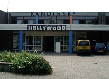 Het Kandinsky is wegens de kinderfilmproductie tijdens deze Trek er es Uut omgedoopt tot Hollywood.