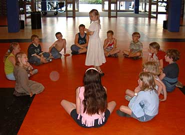 Wachtend op de dingen die komen gaan spelen kinderen met elkaar moordenaartje.