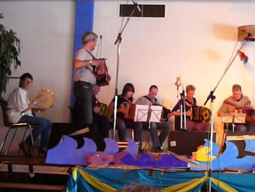 Geert Oude Weernink heeft een workshop Italiaans gegeven. Hier speelt de groep een polka bij de presentatie, op de tamboerijn begeleid door Irina Sarolea.