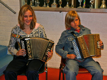 Iris en Jonathan luisteren mee.