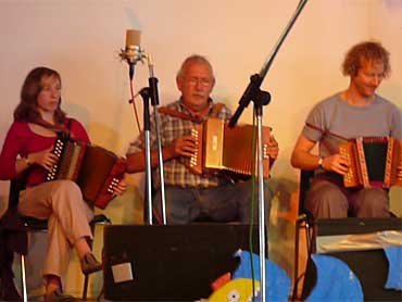 Ook voor de presentatie van Simon Dettwiler maken we graag een uitzondering. We hopen dat hij volgend jaar ook weer komt, want Zwitsers is toch weer heel apart. Zo heet deze scottisch in Zwitserland bijvoorbeeld een polka. Mieke Smits heeft de muziek van nummernotatie voorzien en die zal hier dan ook binnenkort verschijnen.