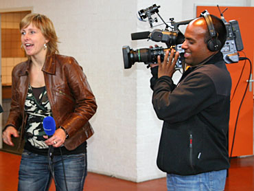 De pers  in de vorm van TV Gelderland  komt ook even buurten. Het zijn Sonja Booms en cameraman Thomas Wustman.