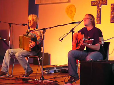 Drijfhout uit Vlieland speelt op de Hemelvaarstavond. Twee jongens met een gitaar en een trekzak. Gewoon, domweg een Hohnertje: nog steeds een prima scheepsklavier.