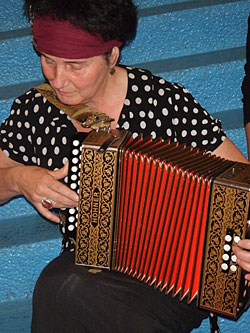 Er zijn er meer, die het Hohner Goudbrandje niet in de steek laten. Zoals Jos uit Amsterdam, die al jaren lang komt en die opvalt door haar fraaie zilveren haarspeld. Die kun je hier overigens net niet zien.