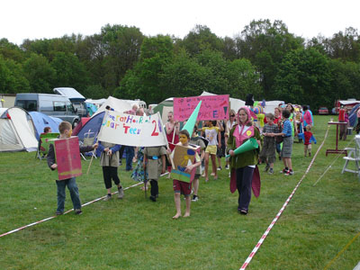 Twintig jaar Trek er es Uut: De kindergroep in optocht over de camping op donderdagmiddag 21 mei.