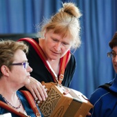 Theodora, die de zang + speel workshop geeft, geeft Hannie de laatste instructies.