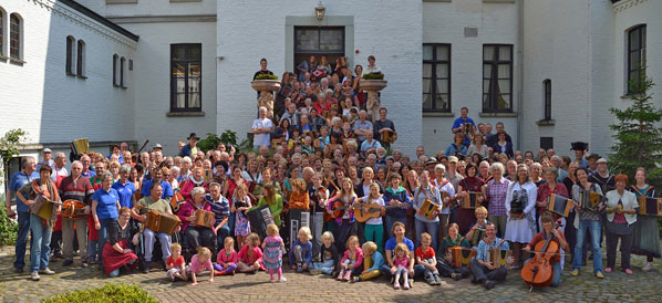 De zaterdagochtendgroepsfoto voor kasteel De Berckt. Trek er es Uut als een groots familiegebeuren is weer helemaal terug.