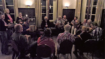 Links zien we Gijs Dankers, rechts dochter Floor, daartussen links Andrea Capezzuoli (Itali) en rechts van hem op de concertina Liam Robinson uit Good Old England.