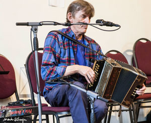 Het valt me op dat Engelse spelers met een voorkeur voor traditionele muziek (zoals ook Tony Hall), ook de voorkeur hebben voor traditionele instrumenten, zoals deze oude Hohner. Dat geluid is echter onverbrekelijk verbonden met die muziek.