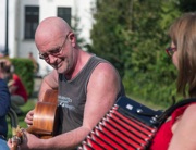 Helma en Ben laten geen genegenheid voorbij gaan om hun kunsten op gebied van zang, gitaar- en harmonicaspel te laten horen.