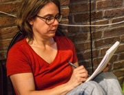Tineke Lemmens  schetsend.