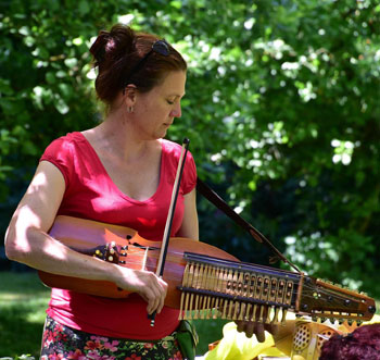 Jantien op de nickelharpa. Dat is een Scandinavische viool, waarbij je niet met je vingers de toon maakt, maar met knoppen. Net zoals bij de draailier.