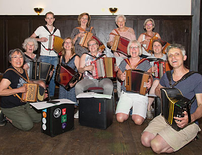 Popmuziek voor de trekzak is bij Kok de Koning  professioneel muzikant bij veel gelegenheden  in goede handen. Deze groep had er weer profijt van.