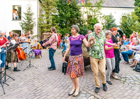 Een groepje danst.
