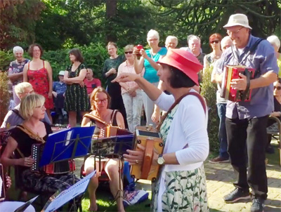 Age en Carola instrueren hun leerlingen kort voor de presentatie op zaterdagmiddag 1 juni.