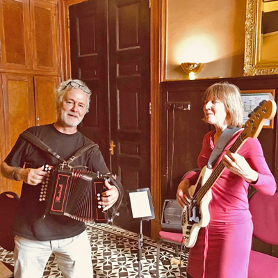 Mark Shngen en Hildegard Mandos oefenend in de kleine barruimte, waar ze mekaar - toevallig mt instrumenten - tegen t lijf liepen.