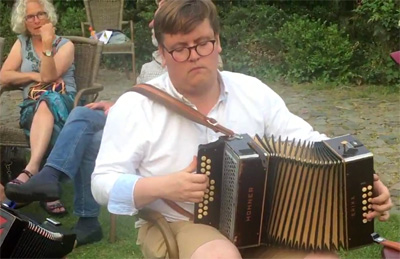 Ollie King speelt samen met Frans Tromp en Remco Sietsema. Op de achtergrond gade geslagen door de dames.