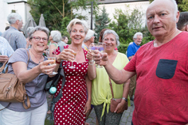 Bart heft ook het glas met Lia en Els. Wie is de dame achter ook alweer?