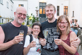 Vol genegenheid drinken Ben en Helma op dit heuglijke feit met Wijtze Pieter en Irina in hun midden.