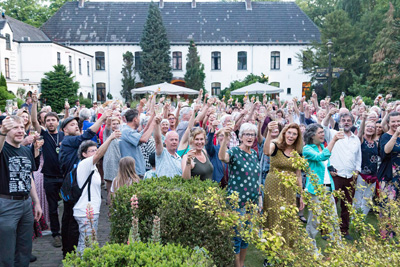 Er wordt op zaterdagavond druk geproost op het 30-jarig bestaan van Trek er es Uut. Daar moet op gedronken worden.