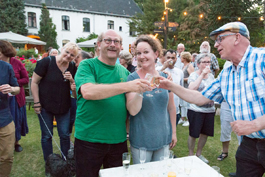 Trouw vrijwilliger Frank Koekoek heeft met de sympathieke Jan Kamphuis het glas.