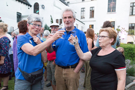 Proosten met de blauwe shirts: de trouwe vrijwilligers.