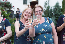 De Friese zusjes Karin en Inge laten geen Trek er es Uut voorbij gaan.