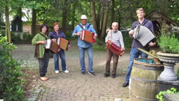 Carola, Cocky, Age, Sander en Raimo: die zul je regelmatig aantreffen als je s ochtends rond 7 uur De Kegelaar hoort spelen.