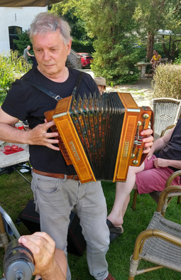 H. Dat moet Ad Dams zijn. Met lepelbasser van de beruchte smid Cees Eekels uit Vugt.