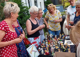 Het is druk bij de stand waar de bladmuziek en wisseltonige parefnalia aan de mens worden gebracht.