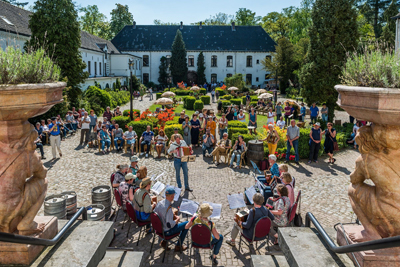 Een overzicht van de kenmerkende Trek er es Uut zaterdag, als de workshops zich presenteren. Op 7 mei 2016 speelt een beginnersgroep onder leiding van Gerard Gerritsen in de binnentuin van Kasteel De Berckt in het Limburgse Baarlo.